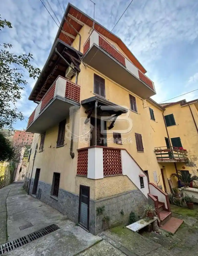 Casa indipendente in vendita a Massa