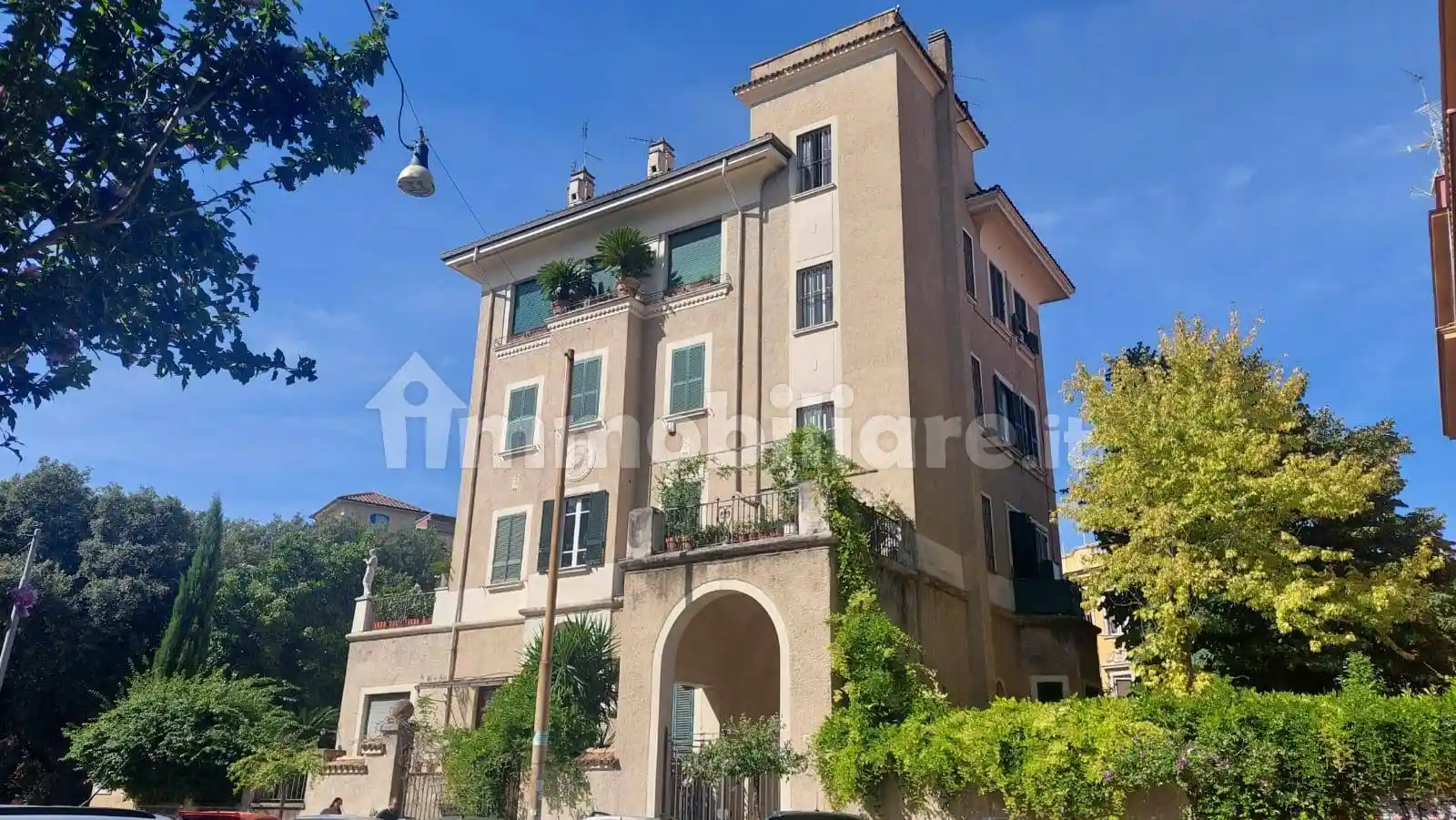 Palazzo - Edificio in vendita a Roma