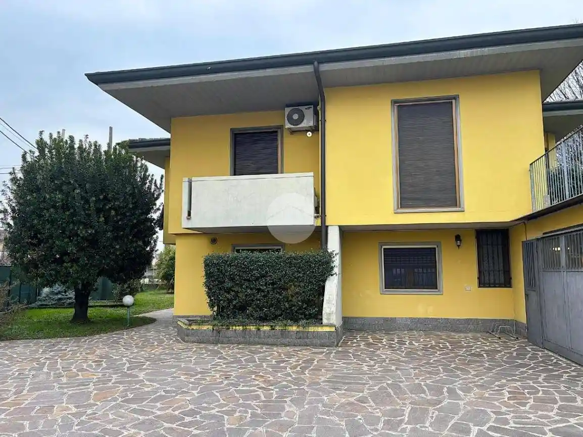 Villa in vendita a Romano di Lombardia