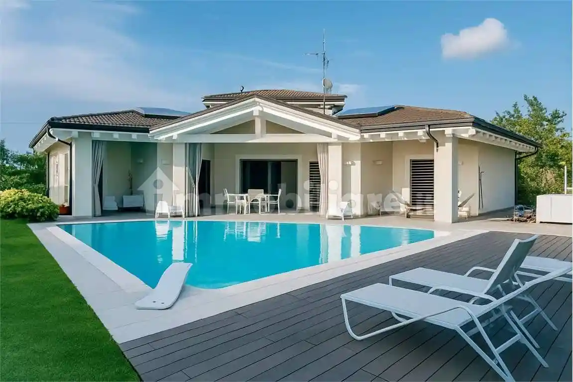 Villa in vendita a Gazzola
