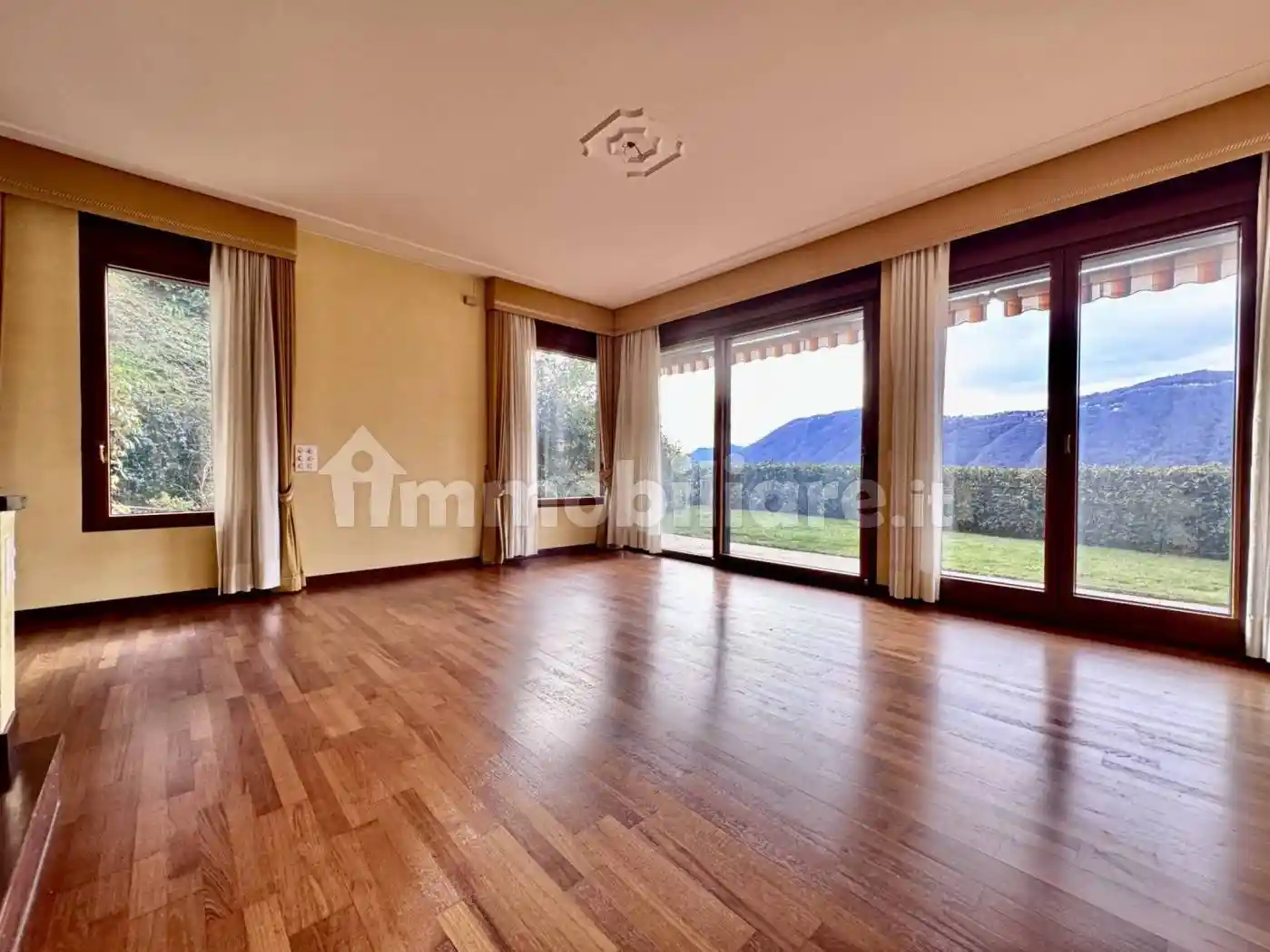 Villa in vendita a Campione d'Italia