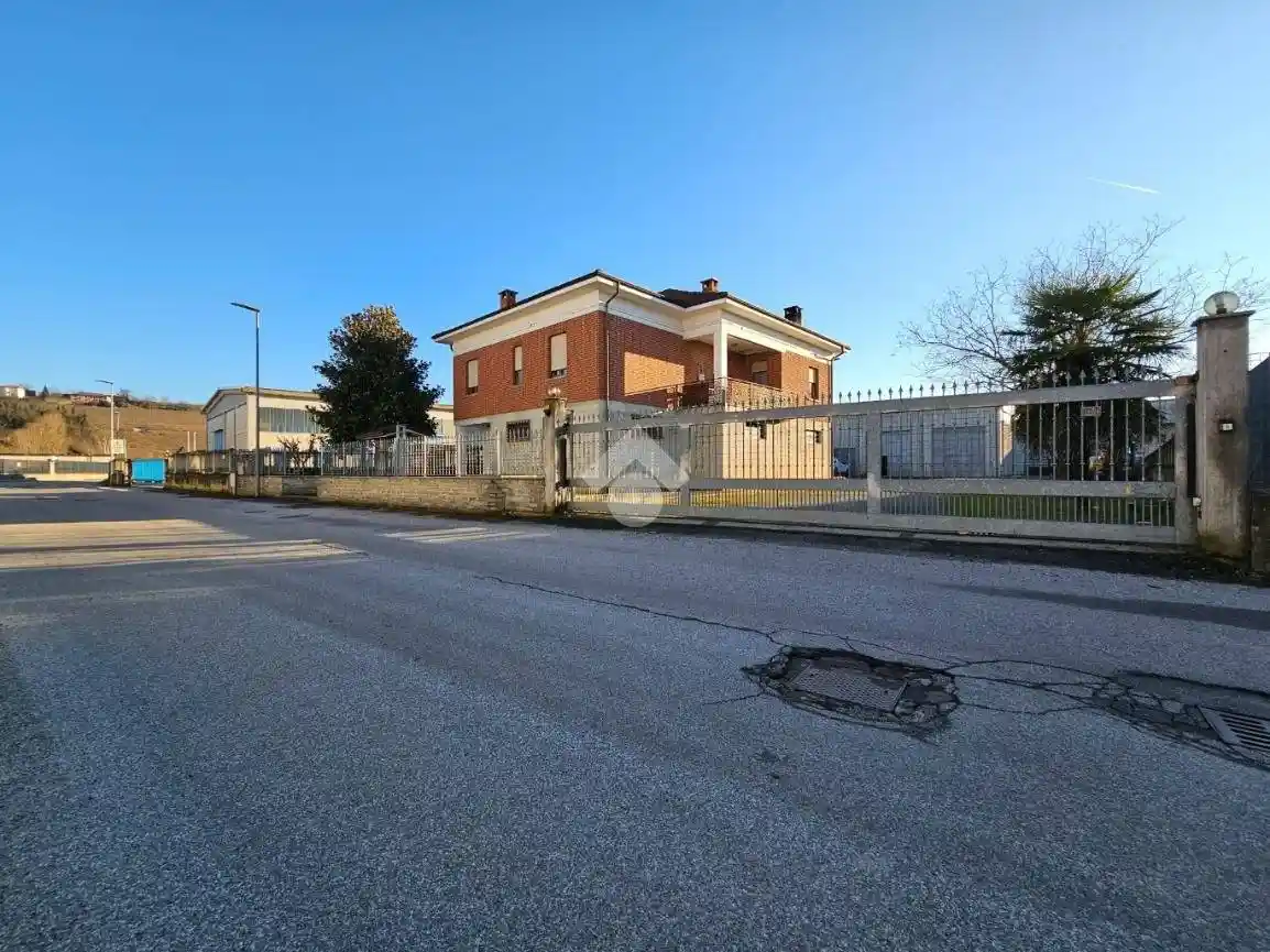 Villa in vendita a Nizza Monferrato