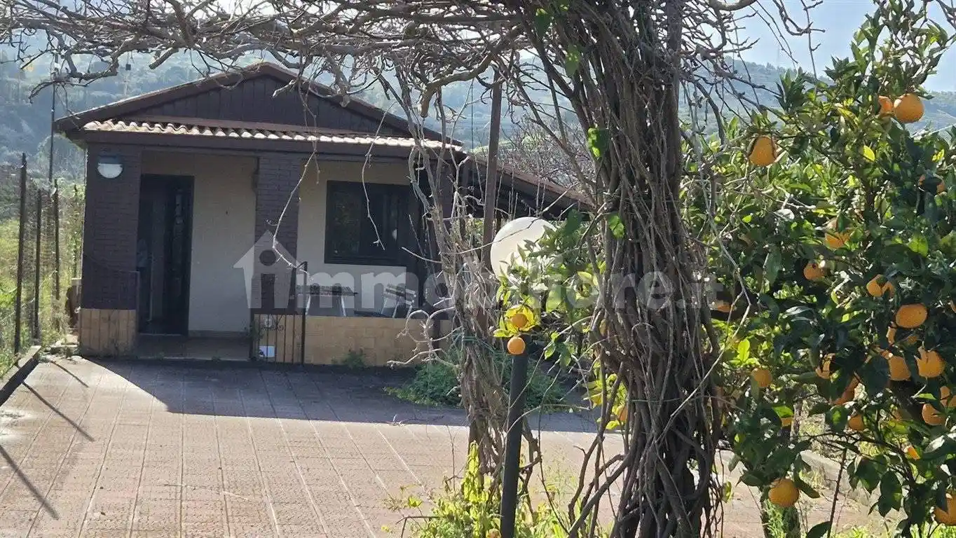 Casa indipendente in vendita a Campofelice di Roccella