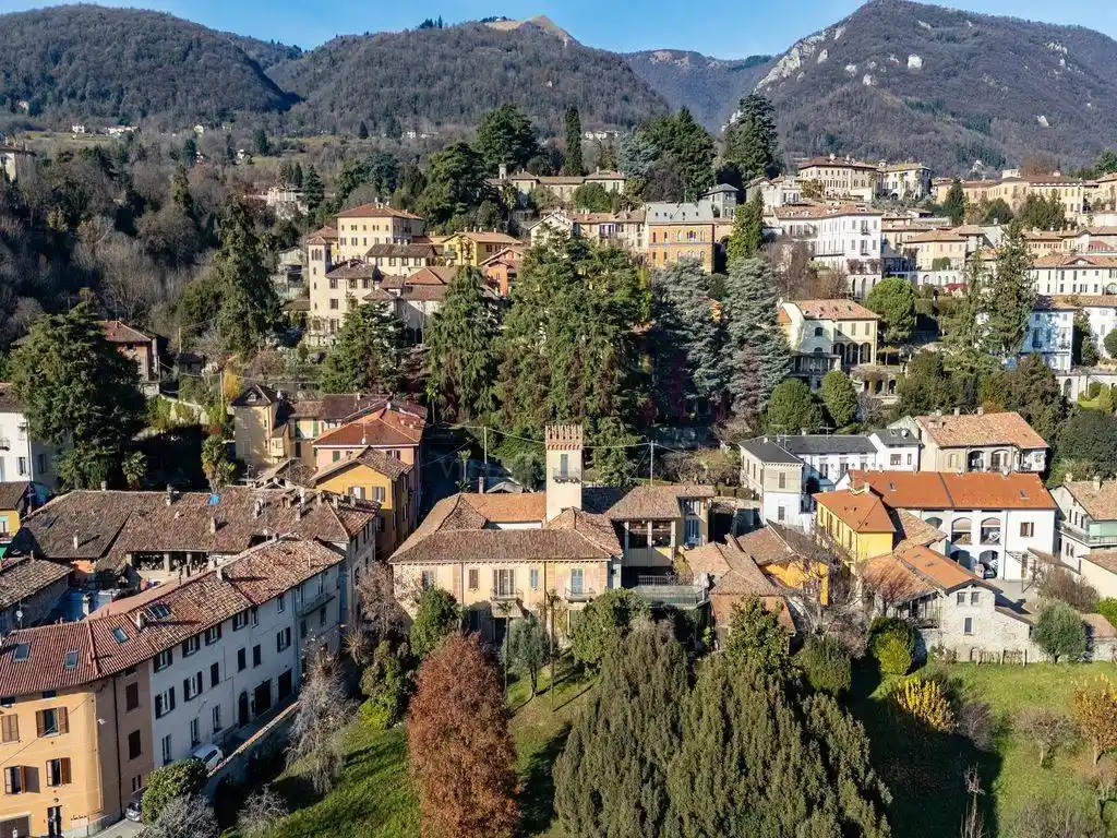 Palazzo - Edificio in vendita a Erba