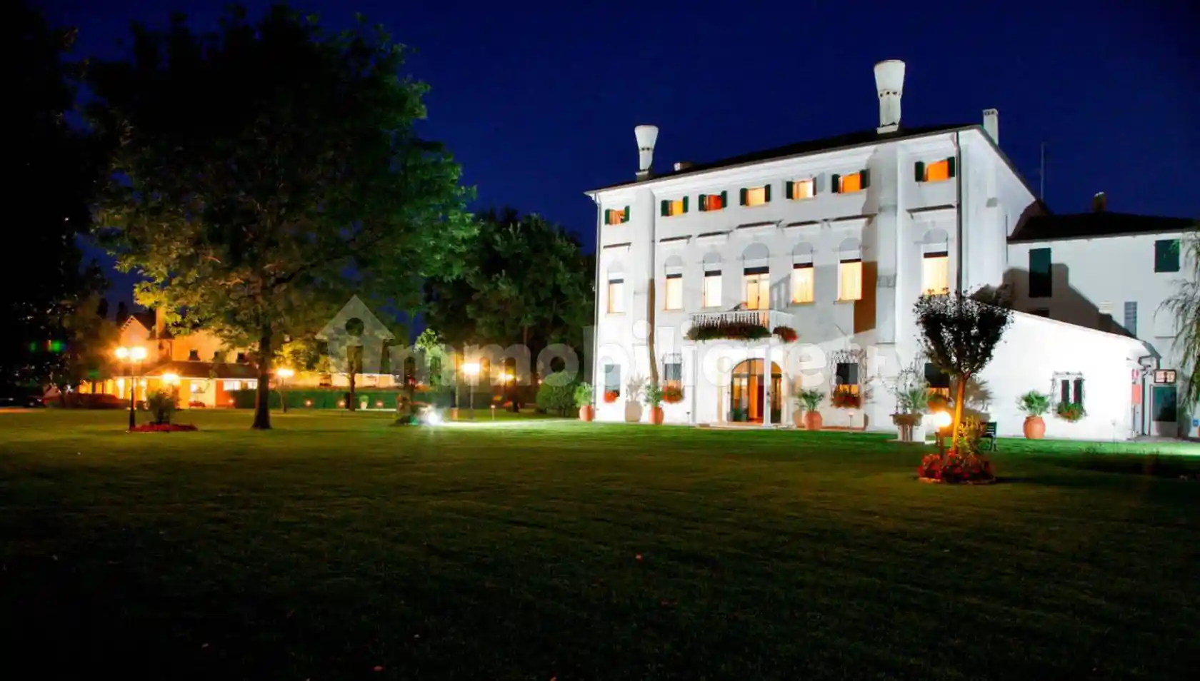 Palazzo - Edificio in vendita a Caorle