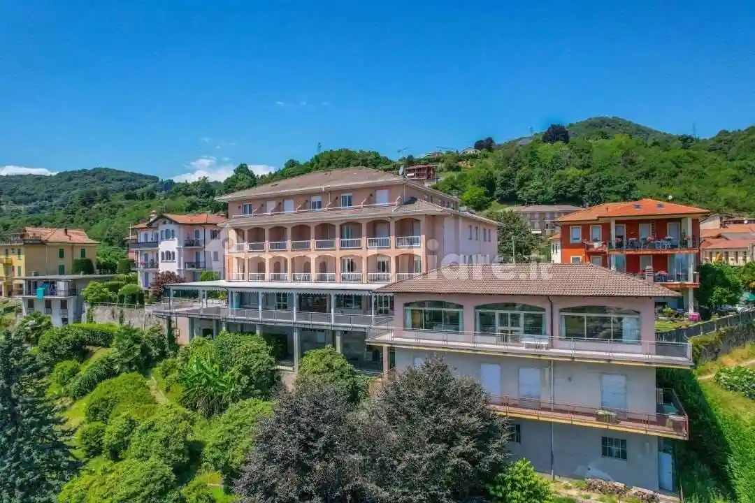 Palazzo - Edificio in vendita a Nebbiuno