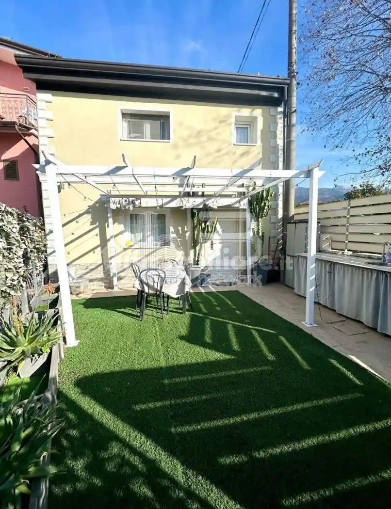 Casa indipendente in vendita a Massa