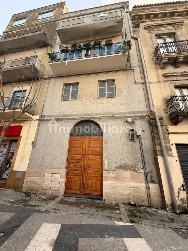 Palazzo - Edificio in vendita a Regalbuto