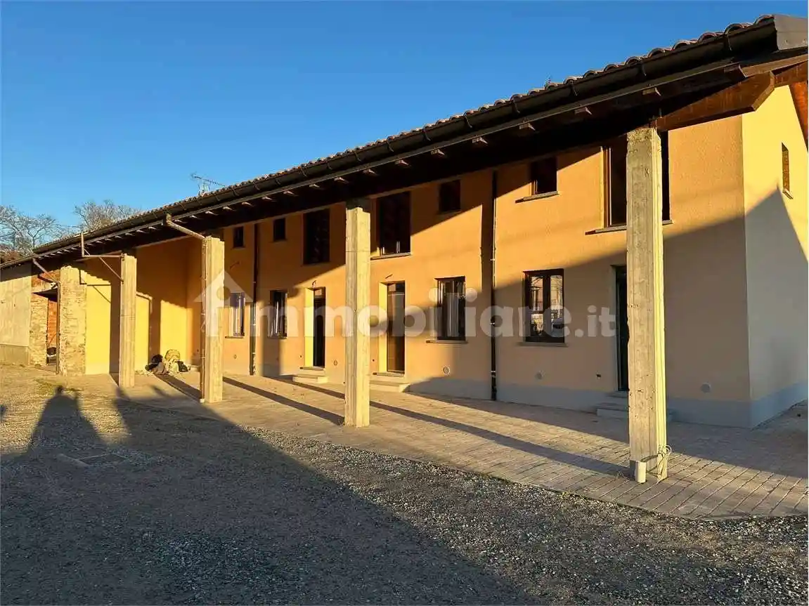 Casa indipendente in vendita a Angera