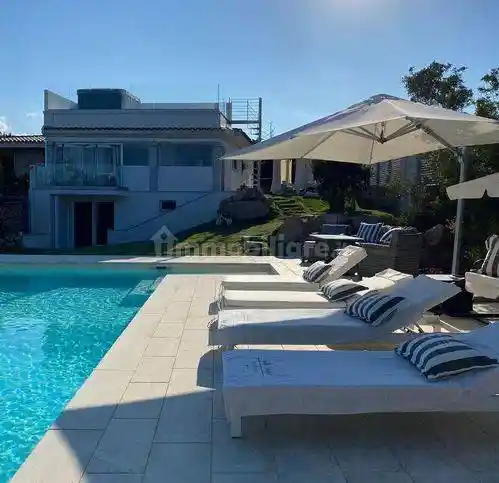 Casa indipendente in affitto a San Teodoro