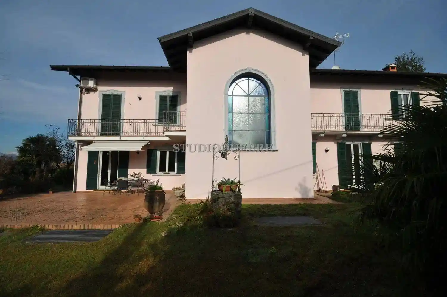 Villa in vendita a Sesto Calende