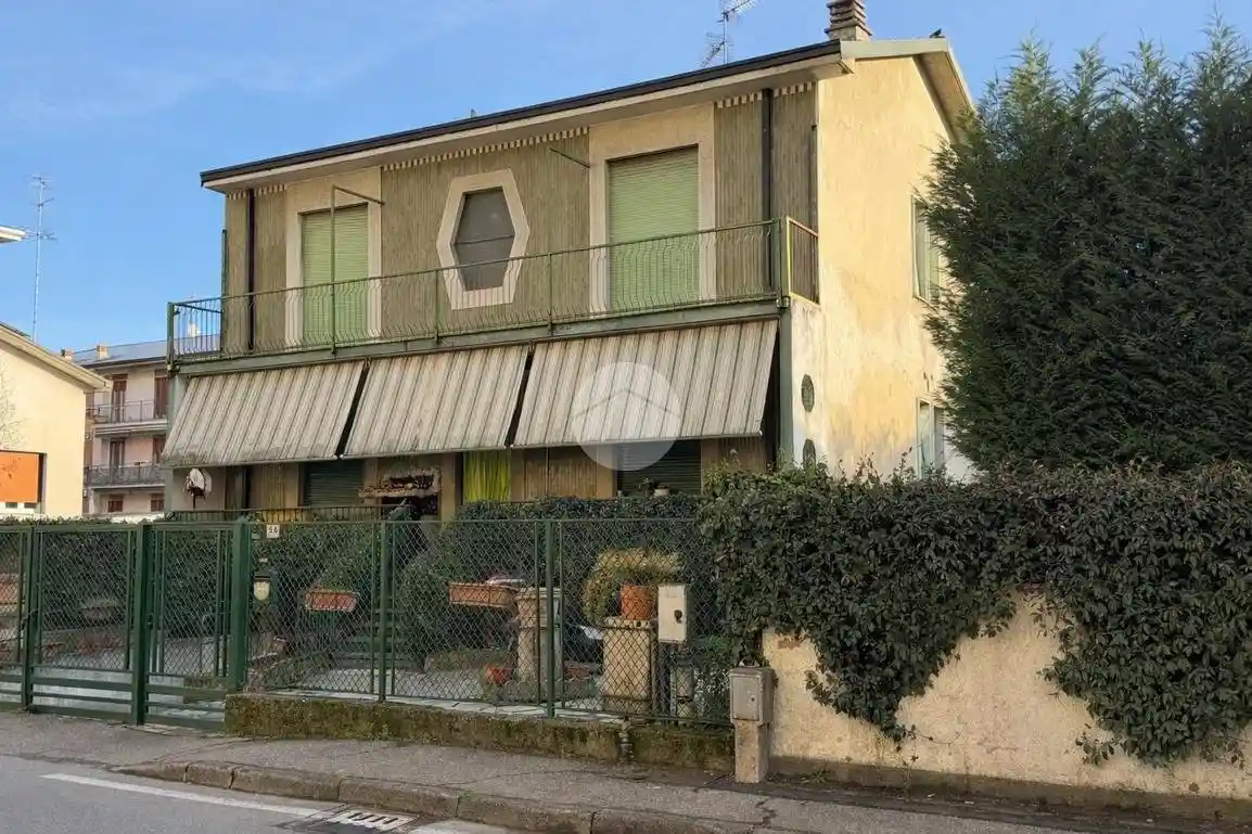 Villa in vendita a Pessano con Bornago