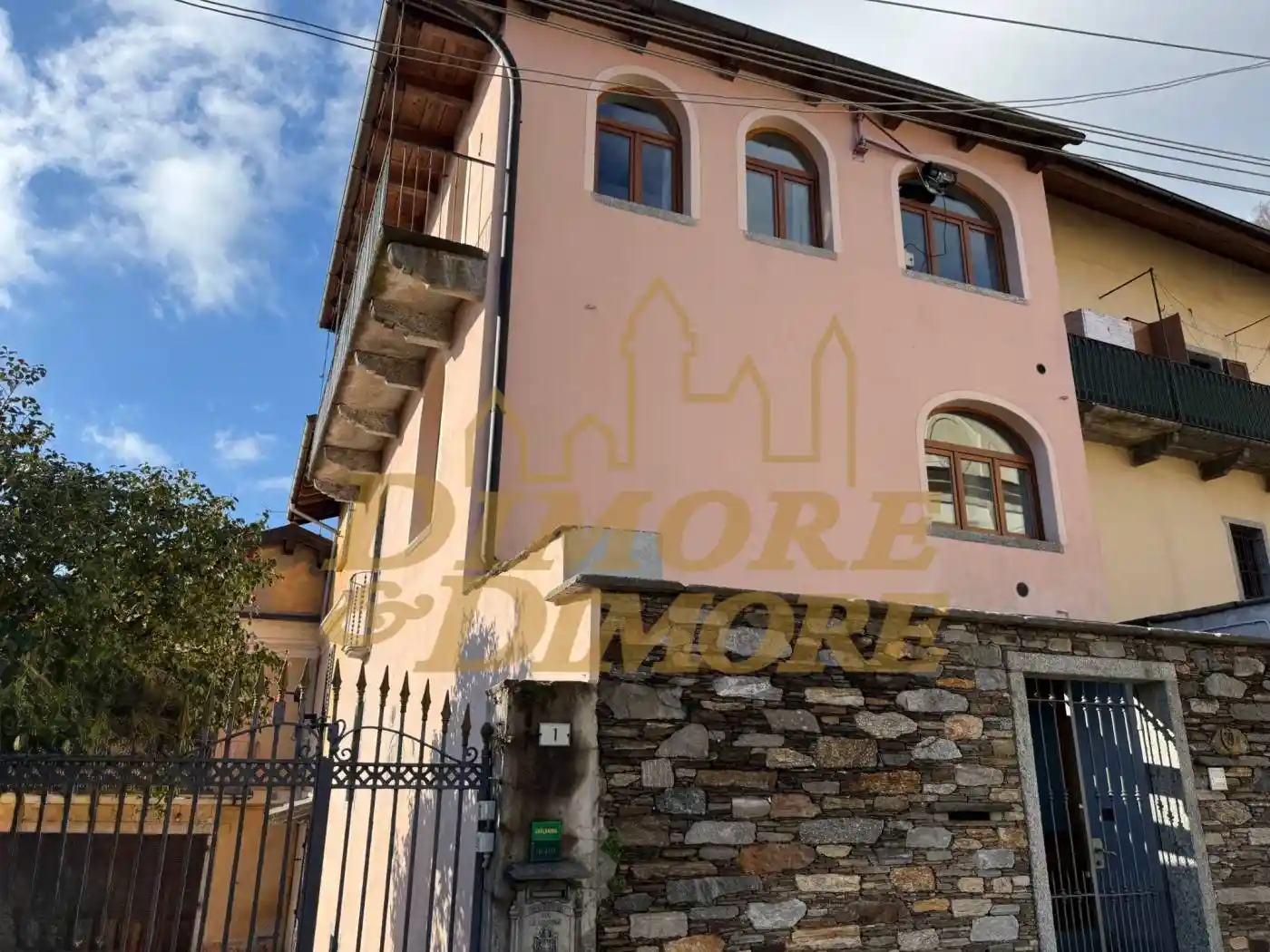 Villa in vendita a Caprezzo