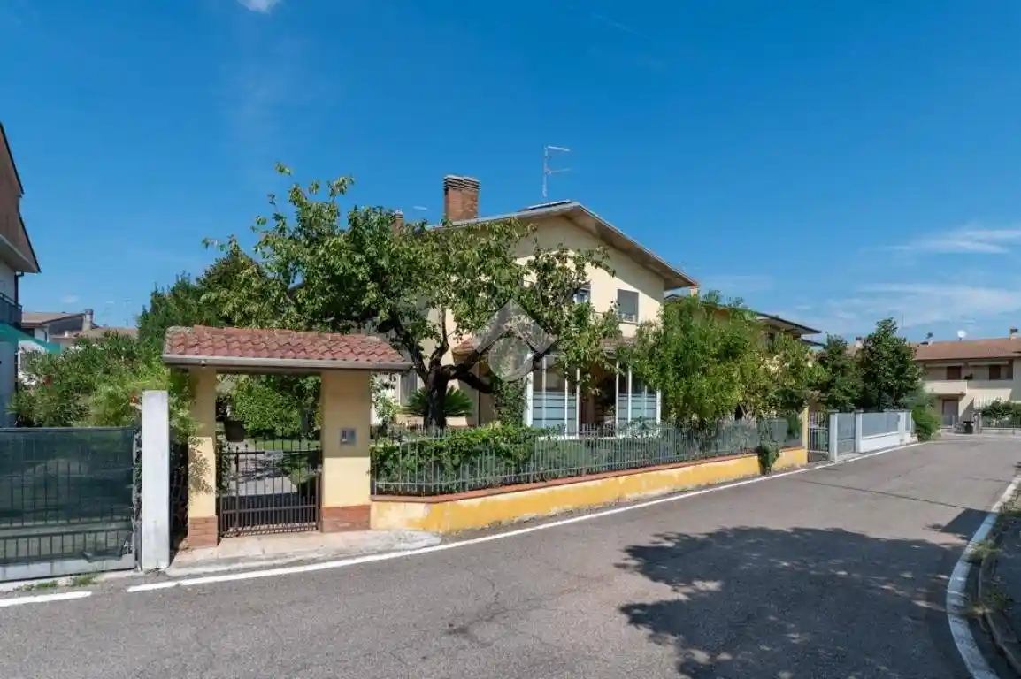 Villa in vendita a Villafranca di Verona