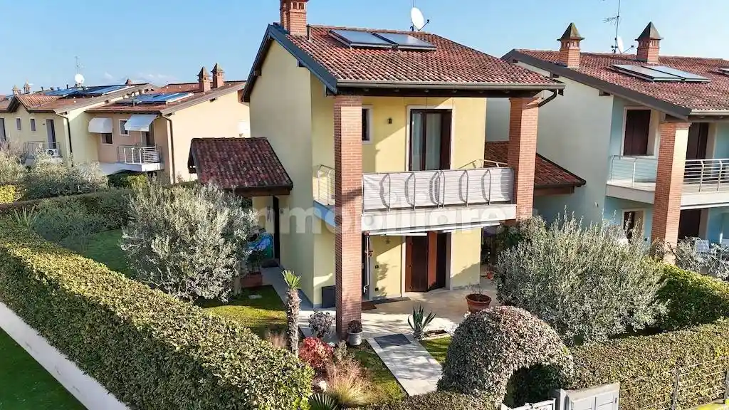 Villa in vendita a Peschiera del Garda