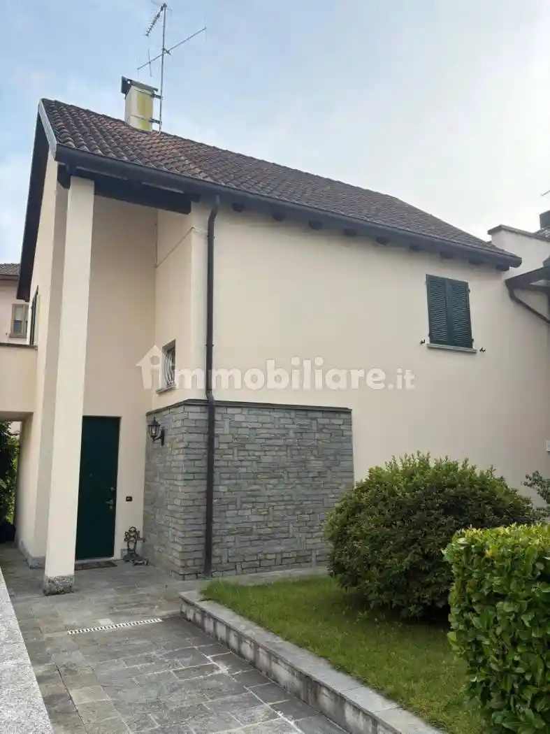 Casa indipendente in affitto a Dervio