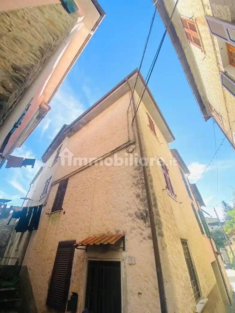 Casa indipendente in vendita a Follo