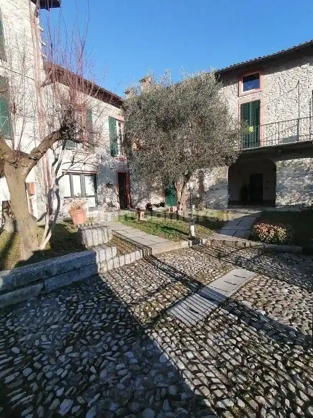 Appartamento in affitto a Maslianico