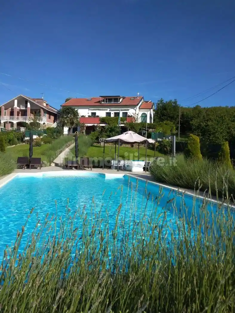 Villa in vendita a Perletto