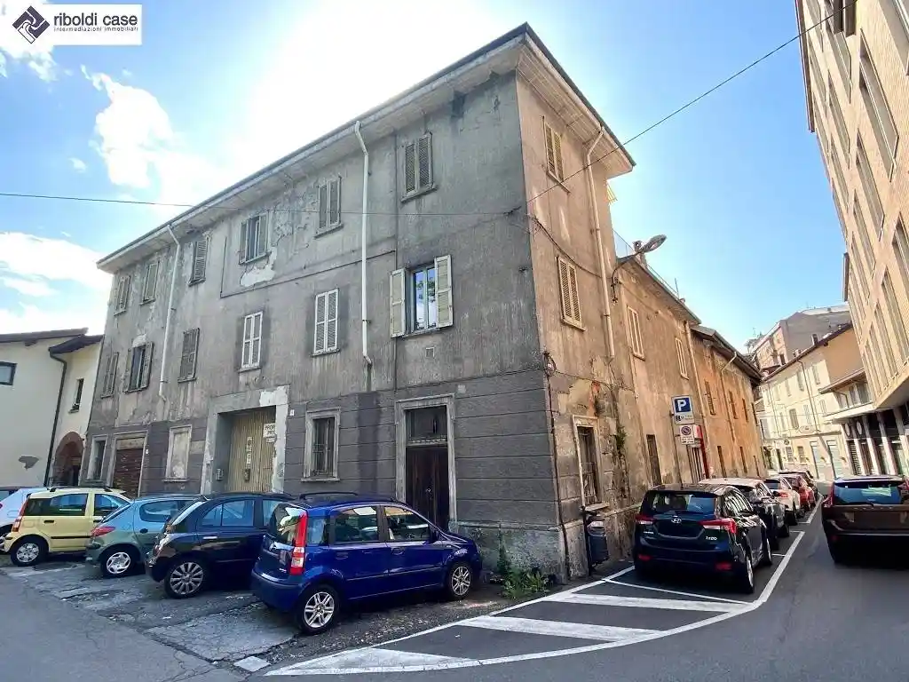 Palazzo - Edificio in vendita a Meda