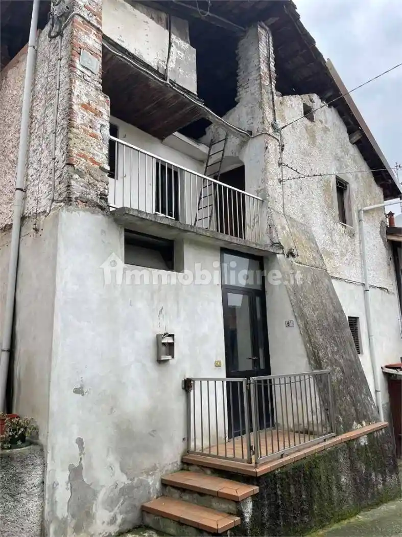Casa indipendente in vendita a Varallo Pombia