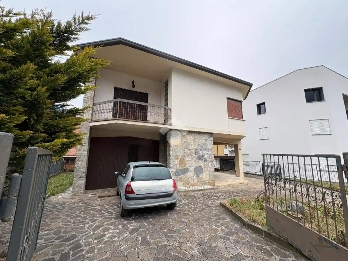 Casa indipendente in vendita a Albino