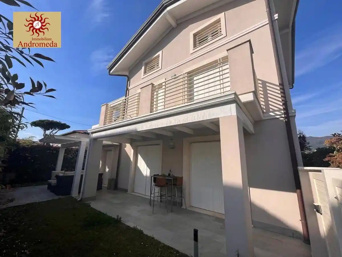 Villa in vendita a Montignoso