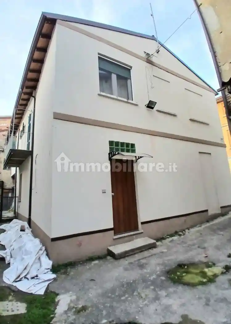 Villa in vendita a Broni