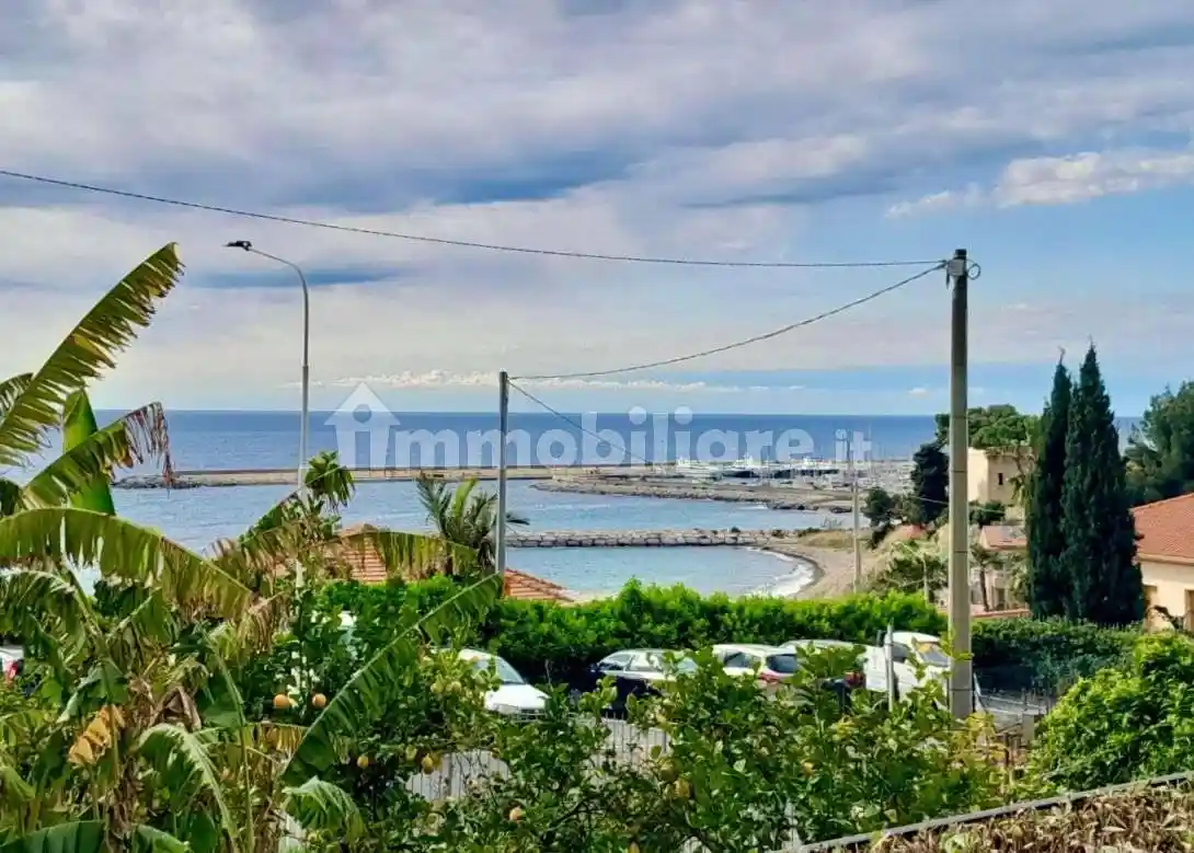 Appartamento in vendita a Cipressa