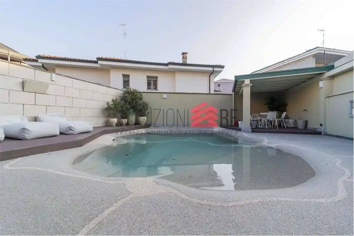 Villa in vendita a Novara