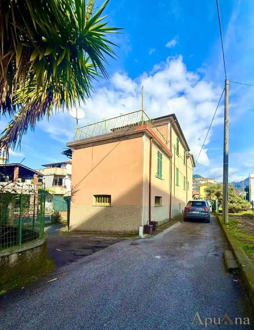 Casa indipendente in vendita a Massa