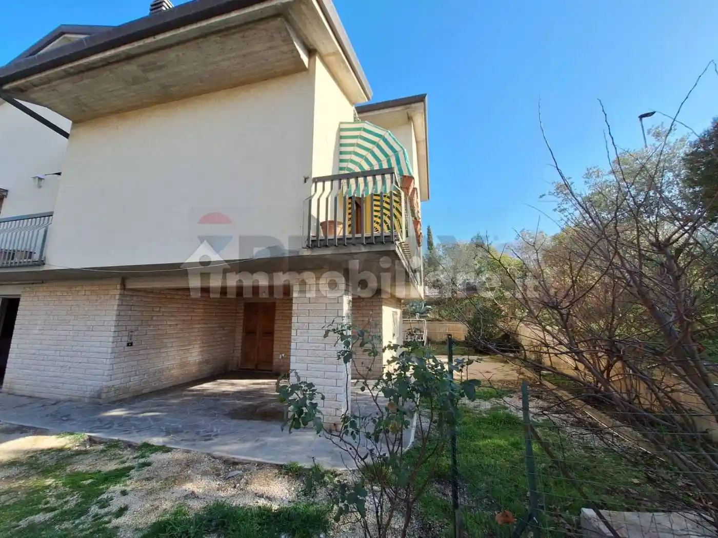 Casa indipendente in affitto a Trevi