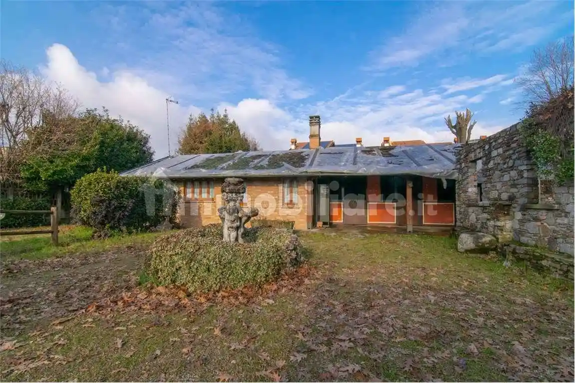 Rustico - Casale in vendita a Carugo