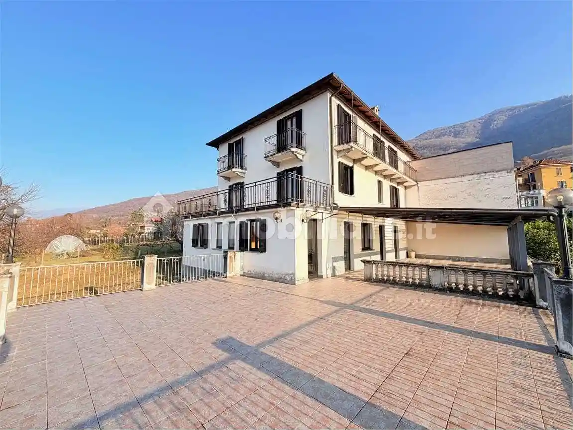 Casa indipendente in vendita a Porto Valtravaglia