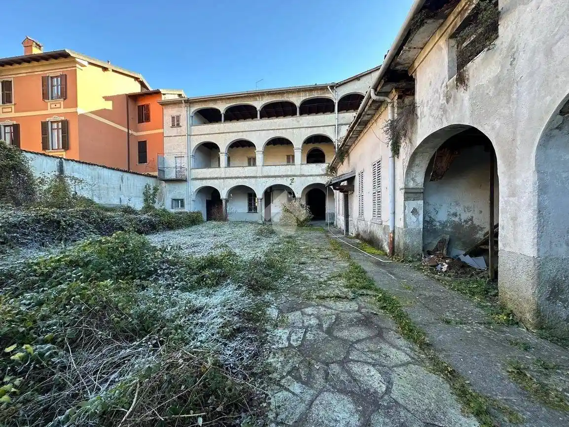 Palazzo - Edificio in vendita a Caprino Bergamasco