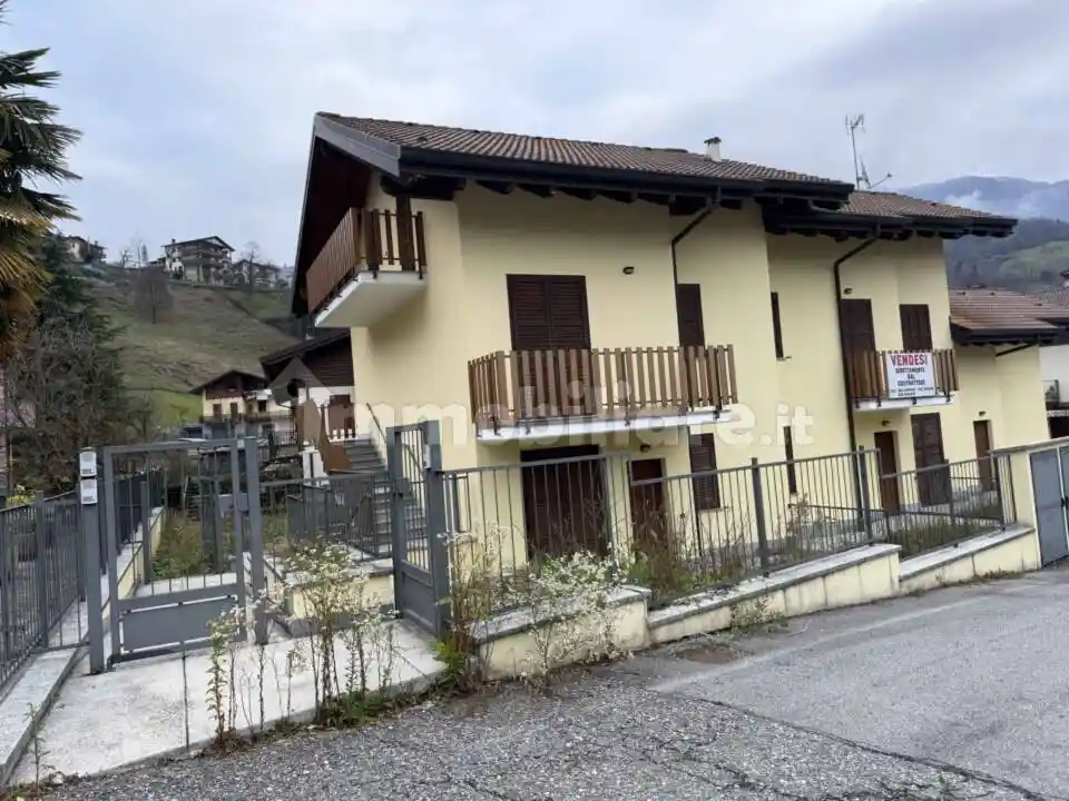 Palazzo - Stabile in vendita a Costa Serina