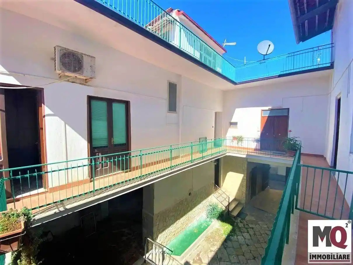 Palazzo - Edificio in vendita a Mondragone