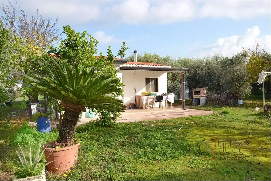 Casa indipendente in vendita a Pomezia