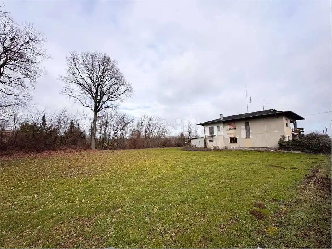 Villa in vendita a Oleggio