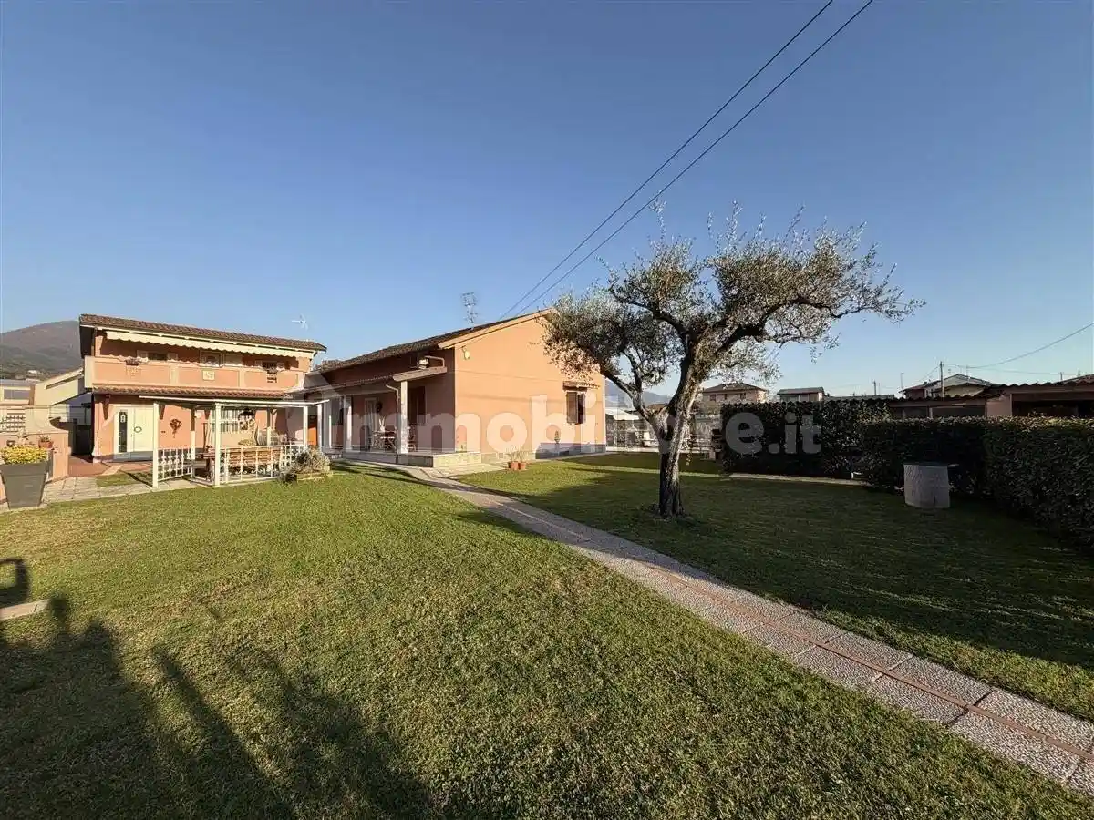 Casa indipendente in vendita a Massa