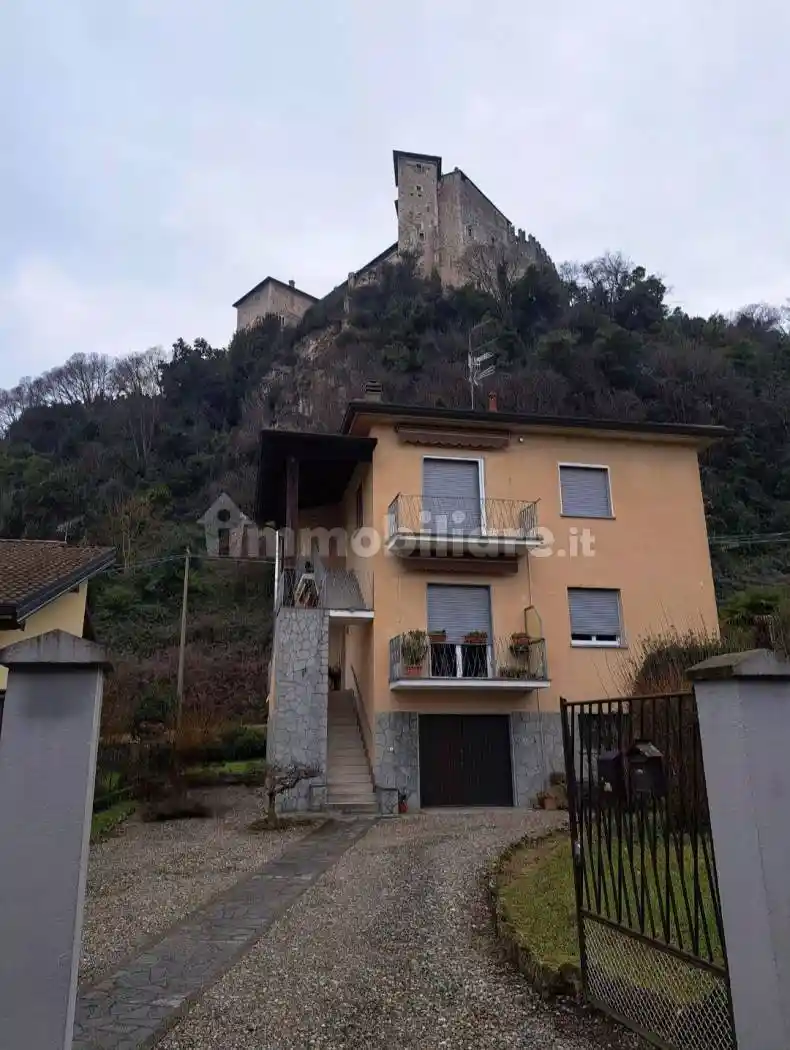 Appartamento in affitto a Angera