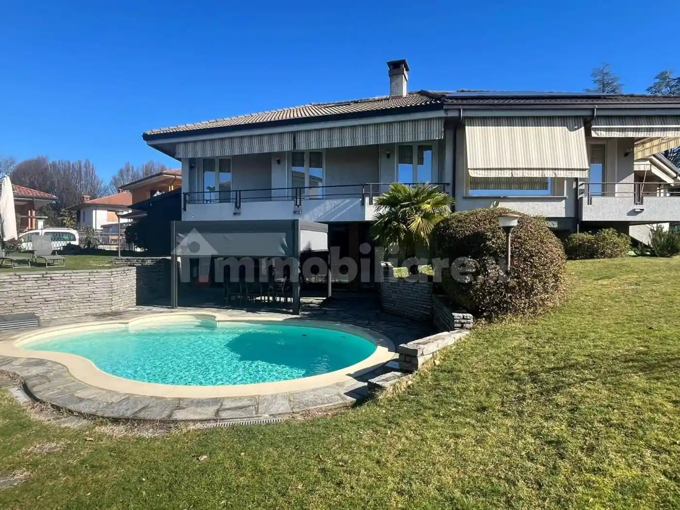 Villa in vendita a Varallo Pombia