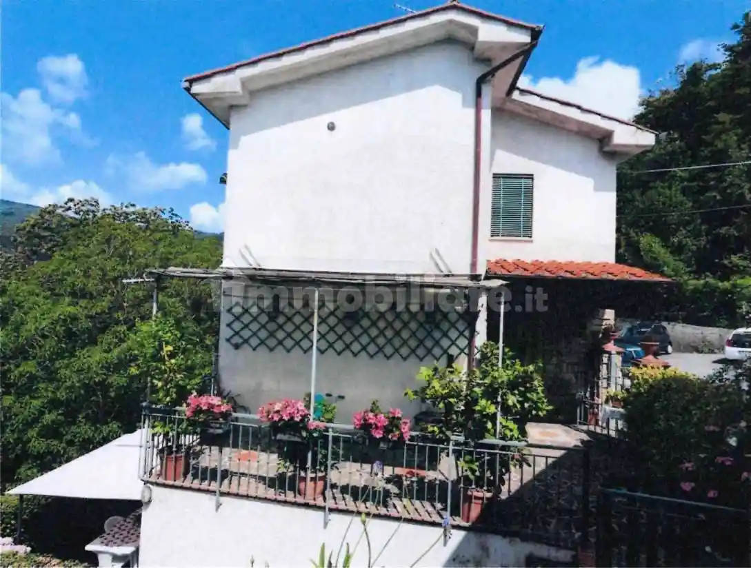 Casa indipendente in vendita a Villa Basilica