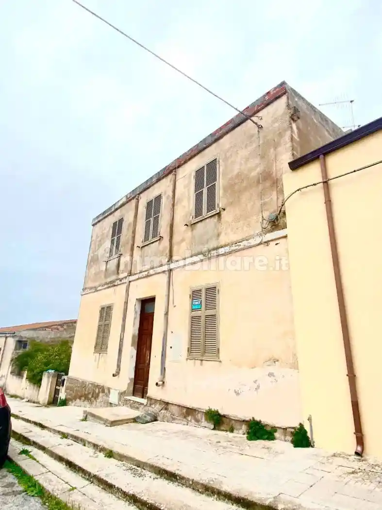 Palazzo - Edificio in vendita a Uri