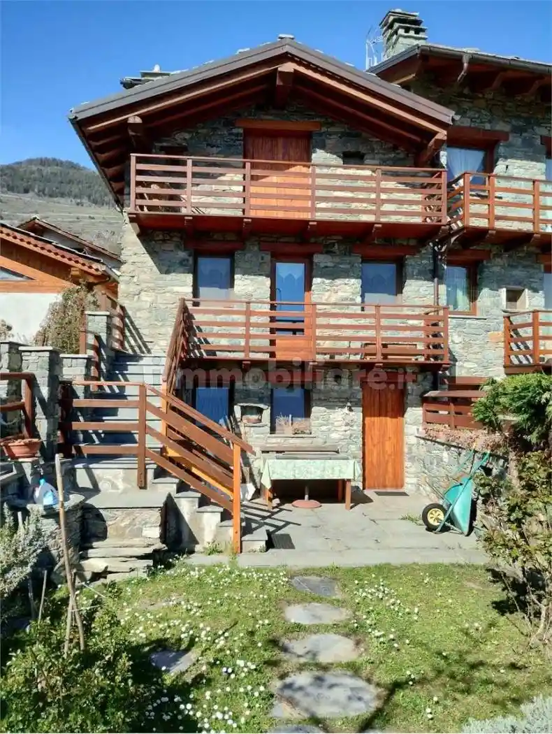 Casa indipendente in affitto a Emarèse