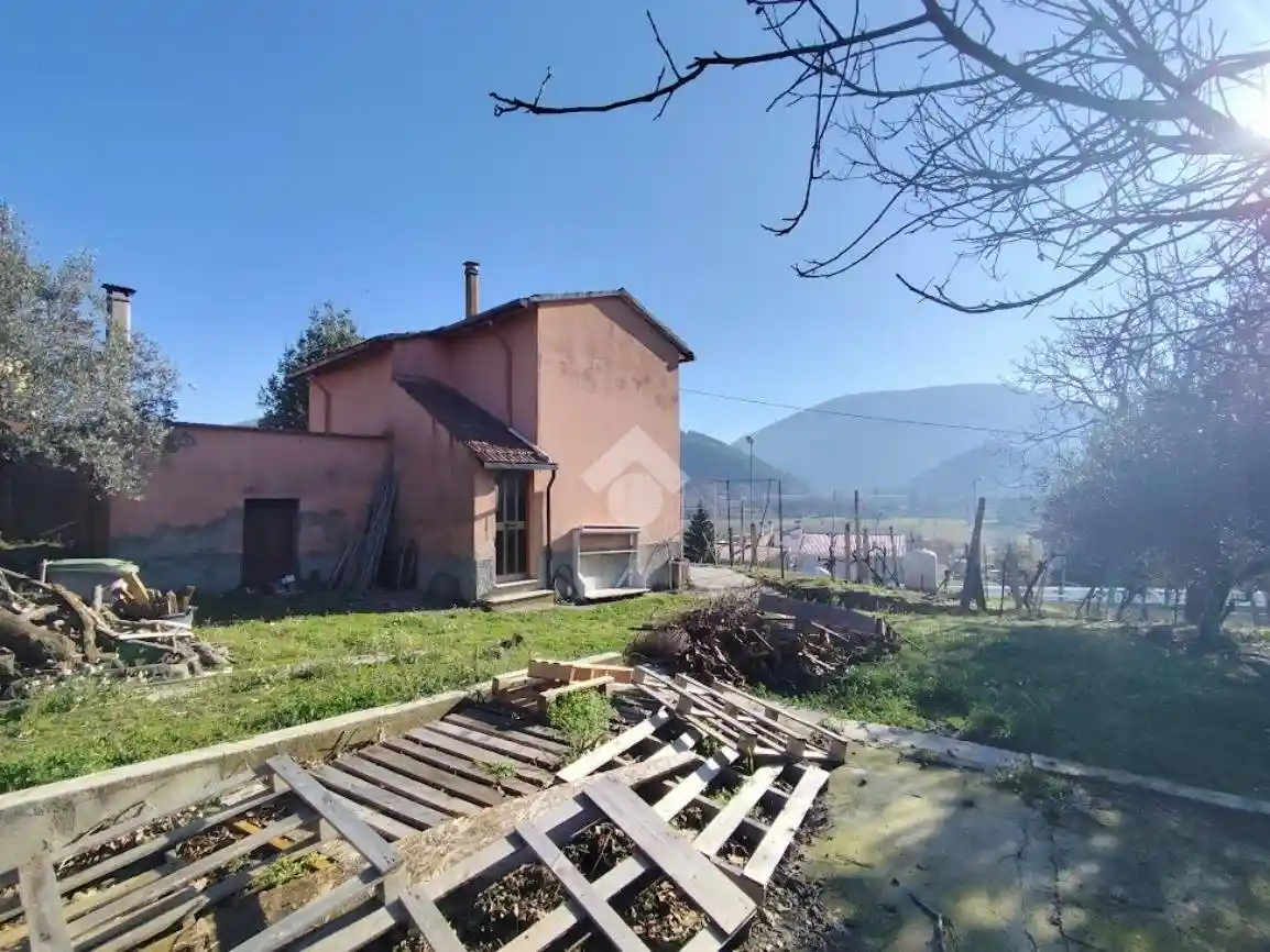 Casa indipendente in vendita a Foligno