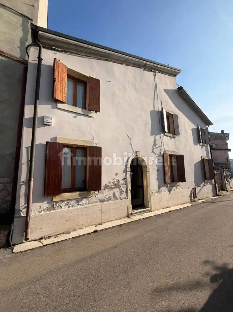 Rustico - Casale in vendita a Verona