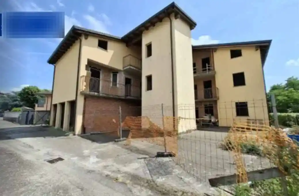 Palazzo - Stabile in vendita a Sannazzaro de' Burgondi