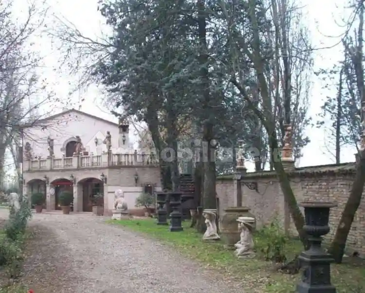 Palazzo - Stabile in vendita a Bagnara di Romagna