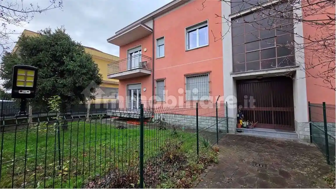 Casa indipendente in vendita a Carugo